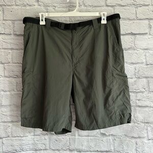 PREOWNED COLUMBIA OMNI SUN SHADE PROTECTION MENS SHORTS GREEN GREY 40